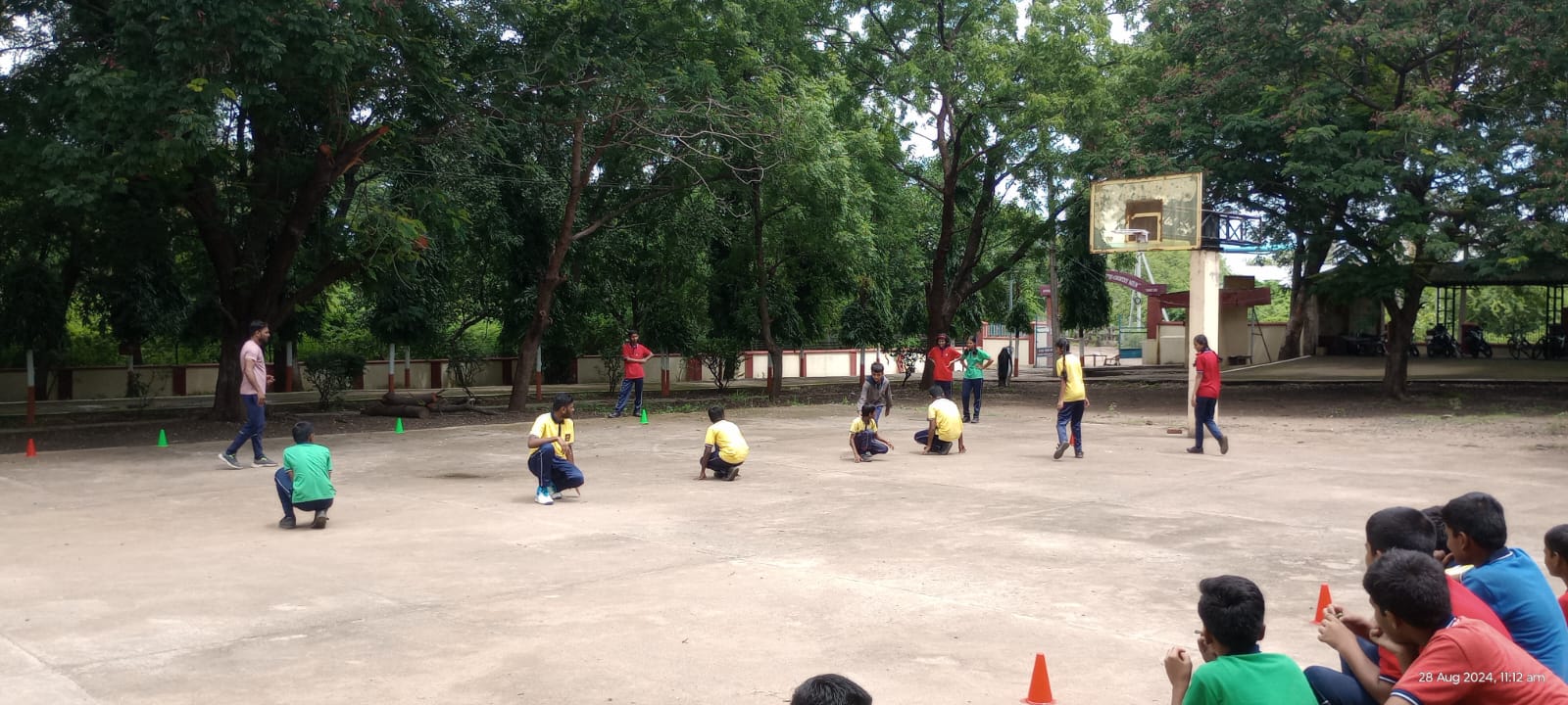 खो-खो खेलते छात्र