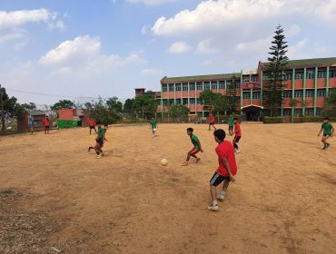 STUDENTS PLAYING IN CAMPUS