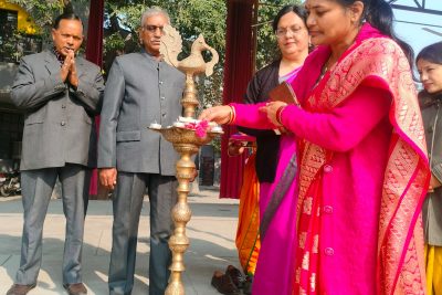 दीप प्रज्वलित कर सांस्कृतिक कार्यक्रम का शुभारंभ