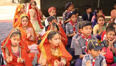 स्काउट एवं गाइड के छात्र वार्षिकोत्सव कार्यक्रम देखते हुए