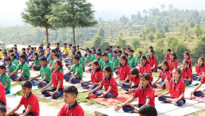 प्राणायाम योग करते छात्र