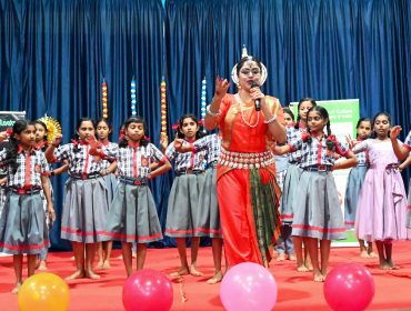 छात्रों को ओडिसी मुद्रा सिखाना