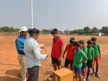 पदक ग्रहण करते शिवाजी सदस्य