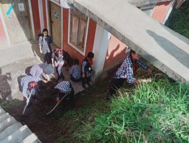 विद्यालय परिसर की सफ़ाई