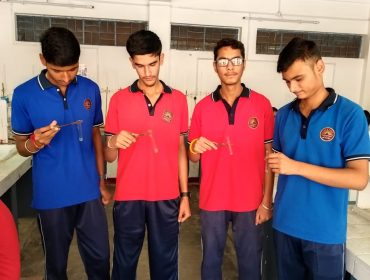 STUDENTS PERFORMING EXPERIMENT