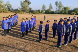 स्काउट गाइड छात्र स्काउट गाइड प्रार्थना करते हुए
