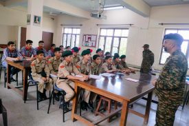 एनसीसी प्रशिक्षक ने एनसीसी विद्यार्थियों की क्लास ली