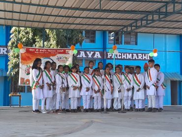 प्राथमिक विभाग के बच्चों द्वारा देशभक्ति गीत