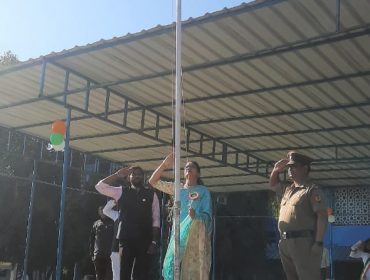 प्रिंसिपल मैडम द्वारा ध्वजारोहण