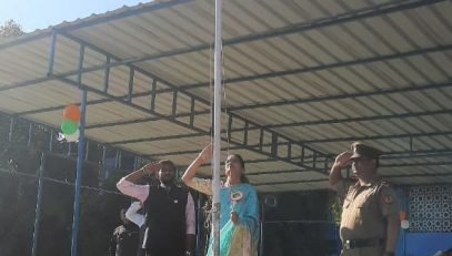 प्रिंसिपल मैडम द्वारा ध्वजारोहण