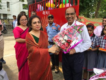 Receiving bouqines by principal