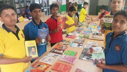 विद्यालय में पुस्तकालय में चल रही विभिन्न गतिविधियाँ