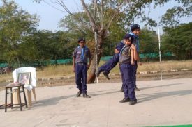 छात्रों द्वारा विद्यालय परिसर में स्काउट्स और गाइड गतिविधियों का प्रदर्शन