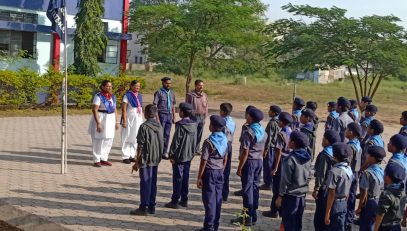 छात्रों द्वारा विद्यालय परिसर में स्काउट्स और गाइड गतिविधियों का प्रदर्शन