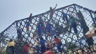 वम्बोरी संकेत फार्म का दौरा करते छात्र