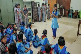 KNOTTING DEMONSTRATION BY GUIDES