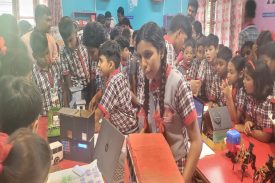 STUDENTS EXPLAIN PROJECTS TO PRIMARY CHILDREN