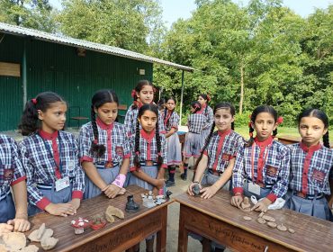 लड़कियों द्वारा क्ले मॉडलिंग