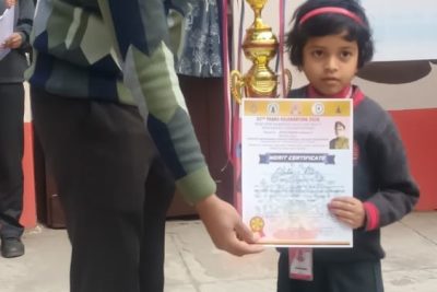 क्लास 1 की अनीशा मित्रा ने जिला स्तरीय योगासन चैंपियनशिप में पहला स्थान हासिल किया।