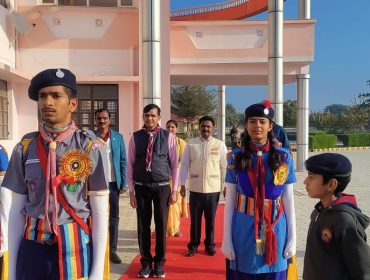 गाइड और स्काउट्स सलामी देते हैं