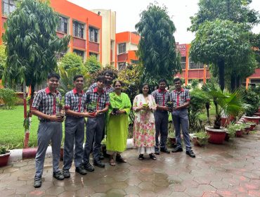 शिक्षकों द्वारा वृक्षारोपण