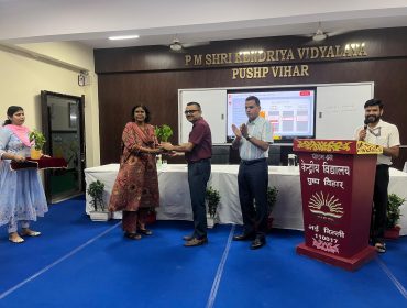Green welcome of the Resource Persons by Principal Mam
