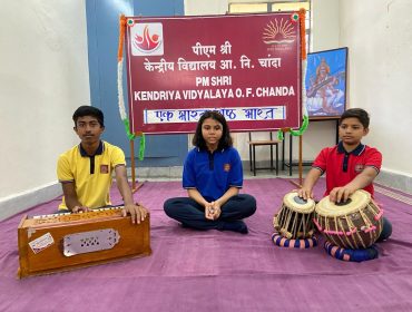 ईबीएसबी गतिविधियों के दौरान छात्रा द्वारा गाना गाया गया