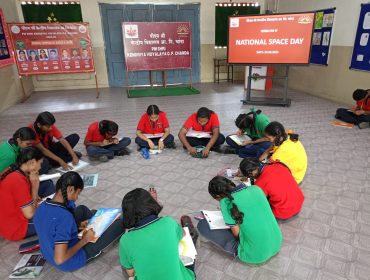 राष्ट्रीय अंतरिक्ष दिवस और एनसीएफ पर पोस्टर बनाना