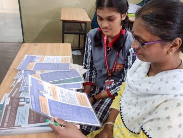 माता-पिता करियर कार्ड पढ़ते हुए