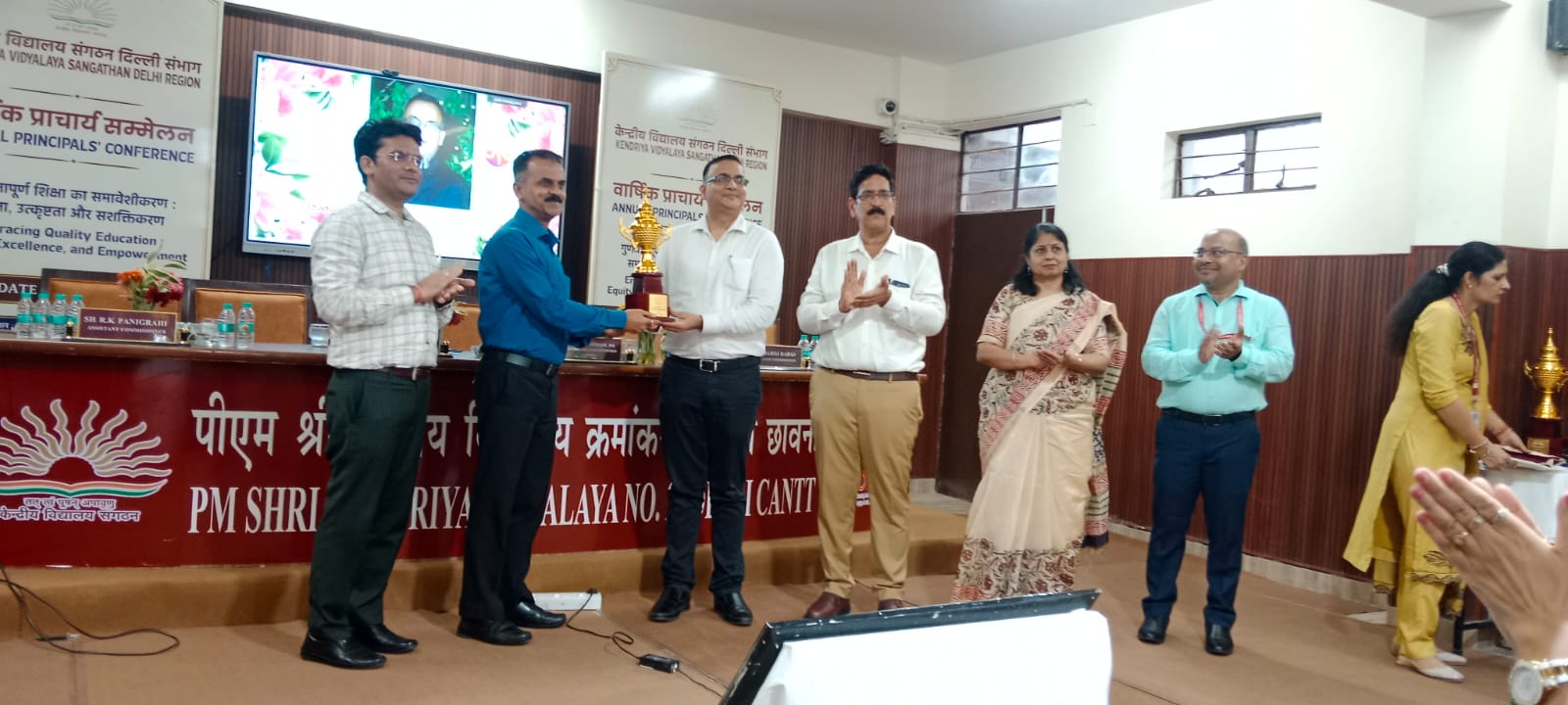 राष्ट्रीय खेलों में उत्कृष्ट प्रदर्शन के लिए केंद्रीय विद्यालय शालीमार बाग़ को ट्रॉफी प्रदान की गई है एडिशनल कमिशनर द्वारा श्री दीपक गहलोत