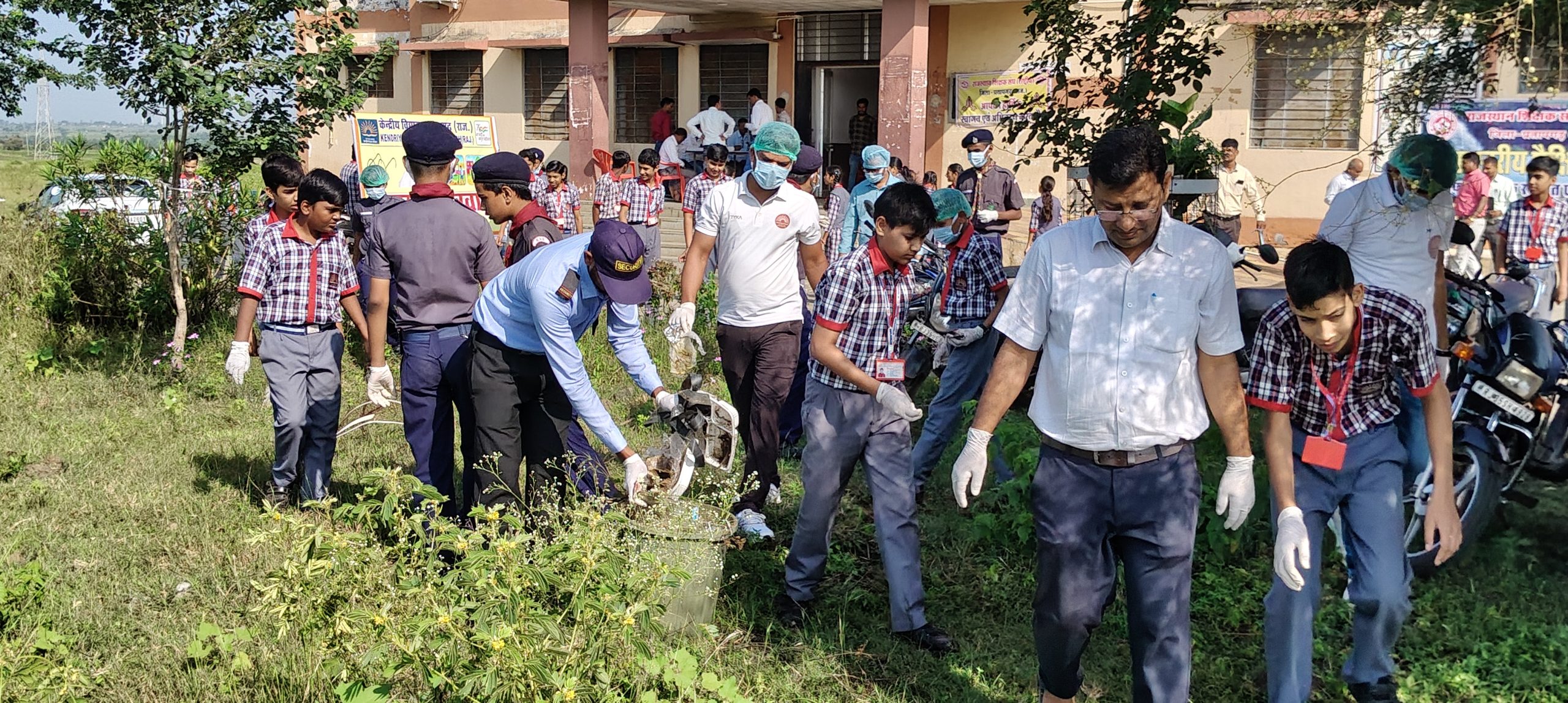 स्वच्छता पखवाड़ा के अंतर्गत प्राचार्य महोदय, शिक्षकगण और विद्यार्थी श्रमदान करते हुए