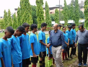 क्षेत्रीय खेल प्रतियोगिता में फुटबॉल टीम से हाथ मिलाया