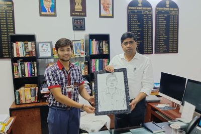 कक्षा 12 के छात्र कृष्णा भावसार ने श्री इन्द्रजीत यादव, आईएएस, कलेक्टर एवं जिला मजिस्ट्रेट, बांसवाड़ा को हस्तनिर्मित चित्र भेंट किया