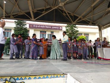 प्राथमिक संभाग के बच्चों द्वारा निरिक्षण दल का स्वागत