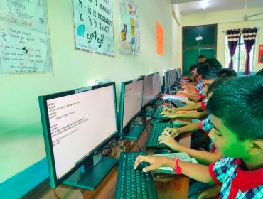 कंप्यूटर लैब में आईसीटी गतिविधि