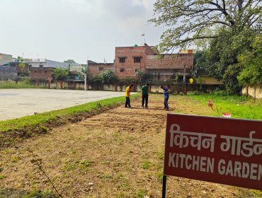 किचन गार्डन तैयार करते विद्यार्थी