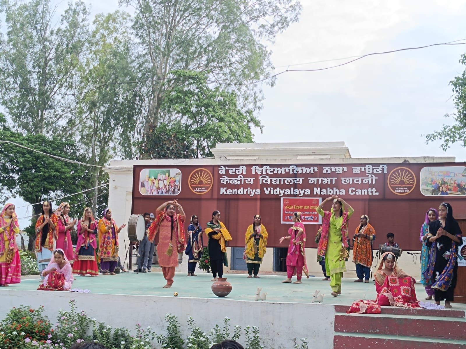 GIRLS PERFORMING GIDDHA