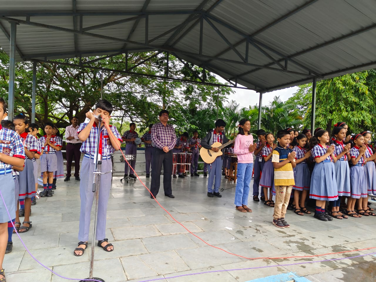 प्रार्थना सभा के दौरान विद्यार्थी  विभिन्न वाद्ययंत्रों  के साथ  अपनी संगीत प्रतिभा का प्रदर्शन करते हुए।