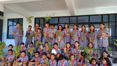 विद्यार्थियों द्वारा लाए गए वन महोत्सव के पौधे