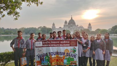 युवा पर्यटन क्लब के छात्र