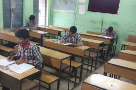 छात्र सत्र समाप्ति परीक्षा में भाग ले रहे हैं।