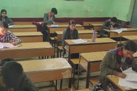 छात्र सत्र समाप्ति परीक्षा में भाग ले रहे हैं।