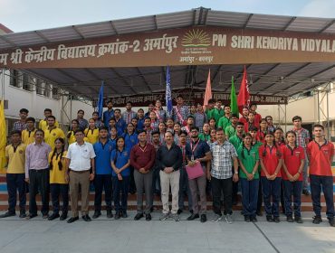 पीएम श्री केंद्रीय विद्यालय नंबर 2, अरमापुर, कानपुर में स्टूडेंट काउंसिल के पदाधिकारियों को बैज दिए गए।
