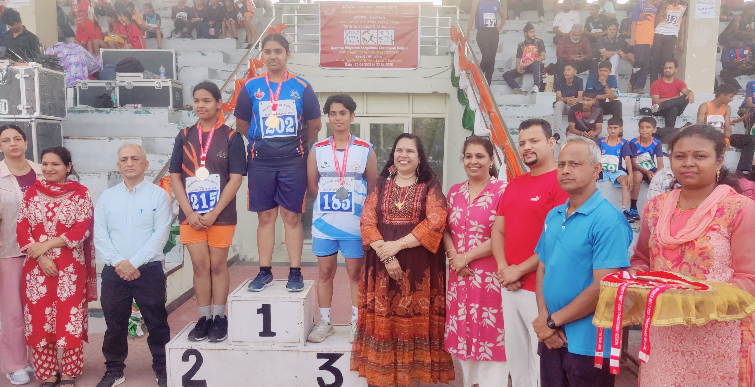 विजेताओं को पदक प्रदान किये गये
