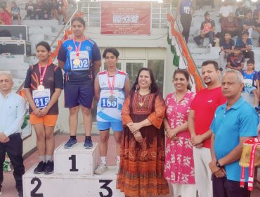 विजेताओं को पदक प्रदान किये गये
