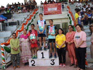 खेल प्रतियोगिता के दौरान विजेताओं को पदक प्रदान किये गये