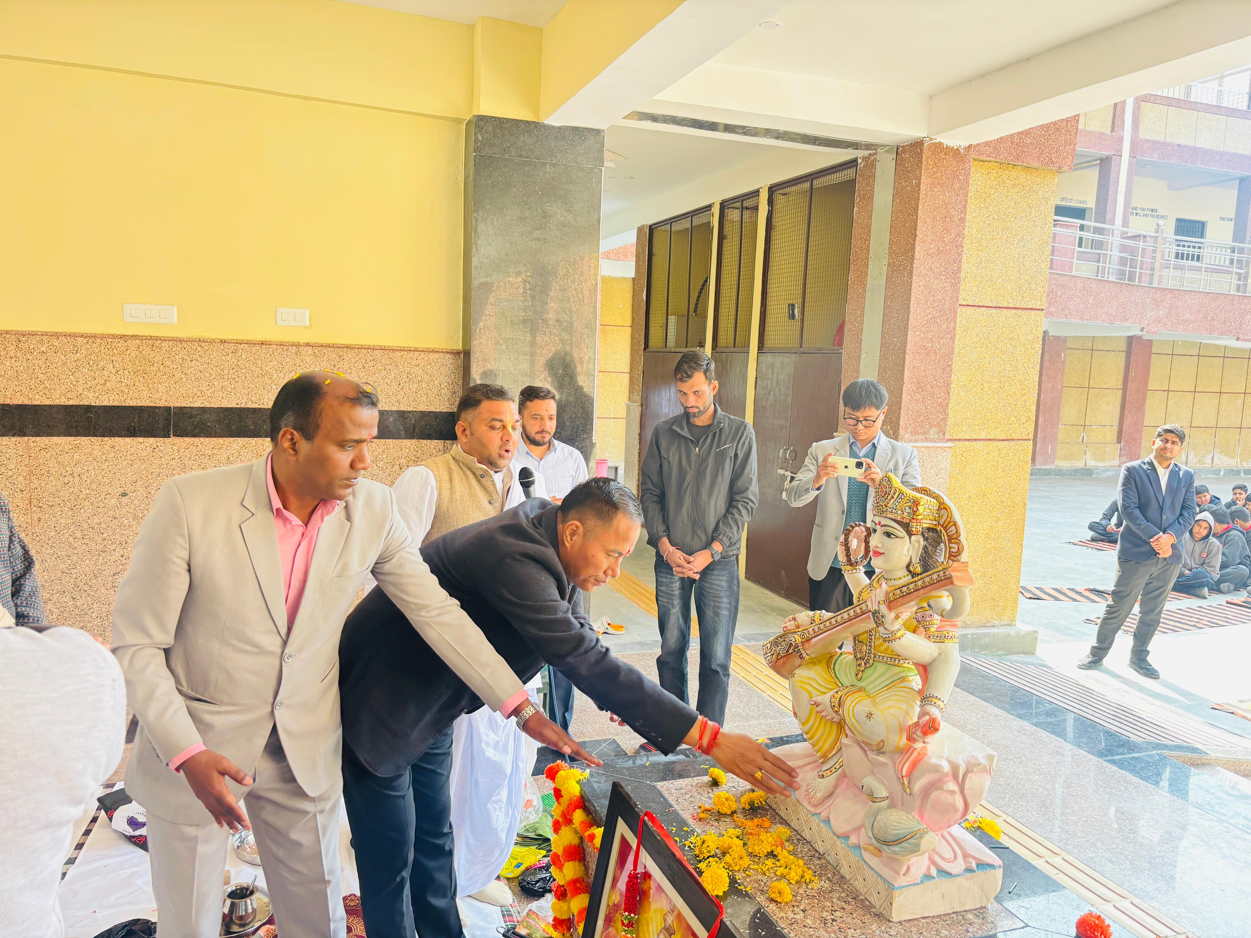 सरस्वती माँ मूर्ति स्थापना