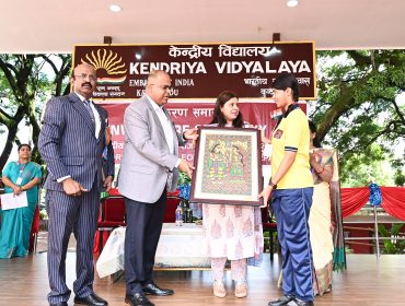 Children presenting Painting as memento to Chairman