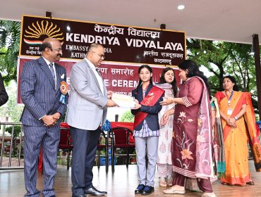 Children presenting Painting as memento to Chairman