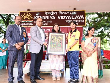 Children presenting Painting as memento to Chairman
